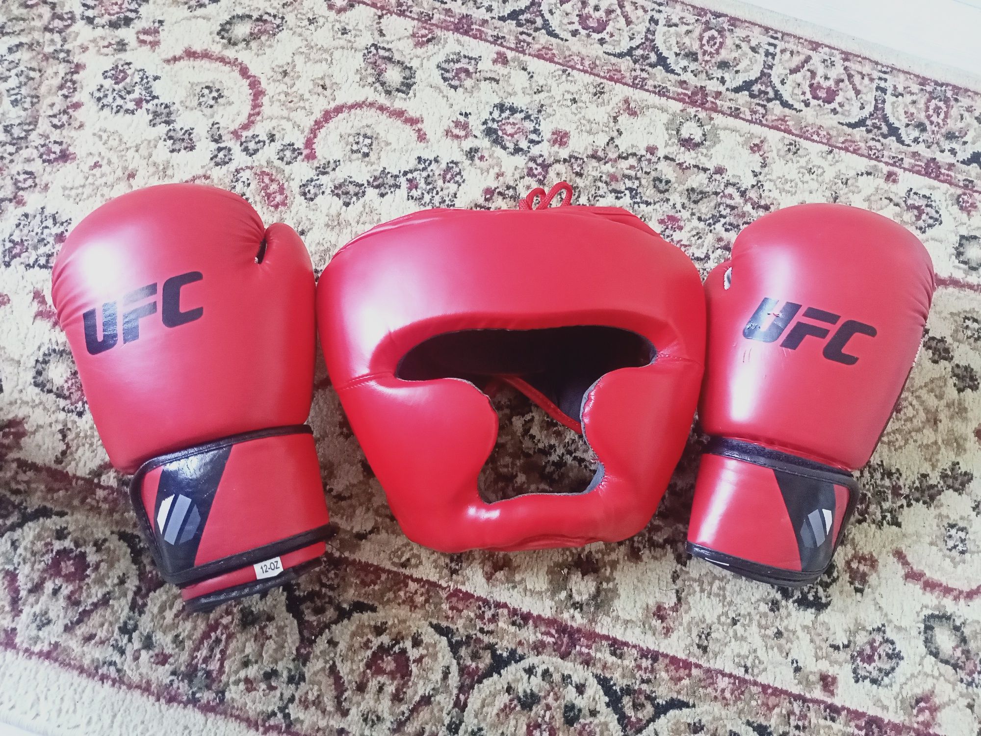 Продам перчатки и шлем для бокса