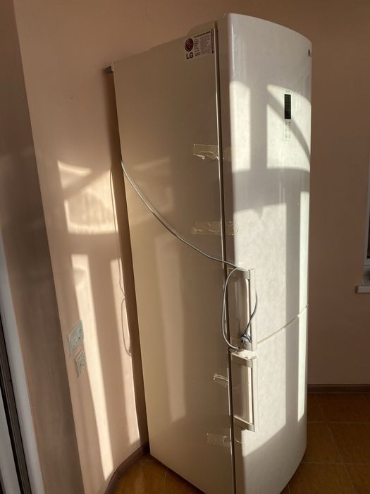 LG холодильник с морозильной камерой