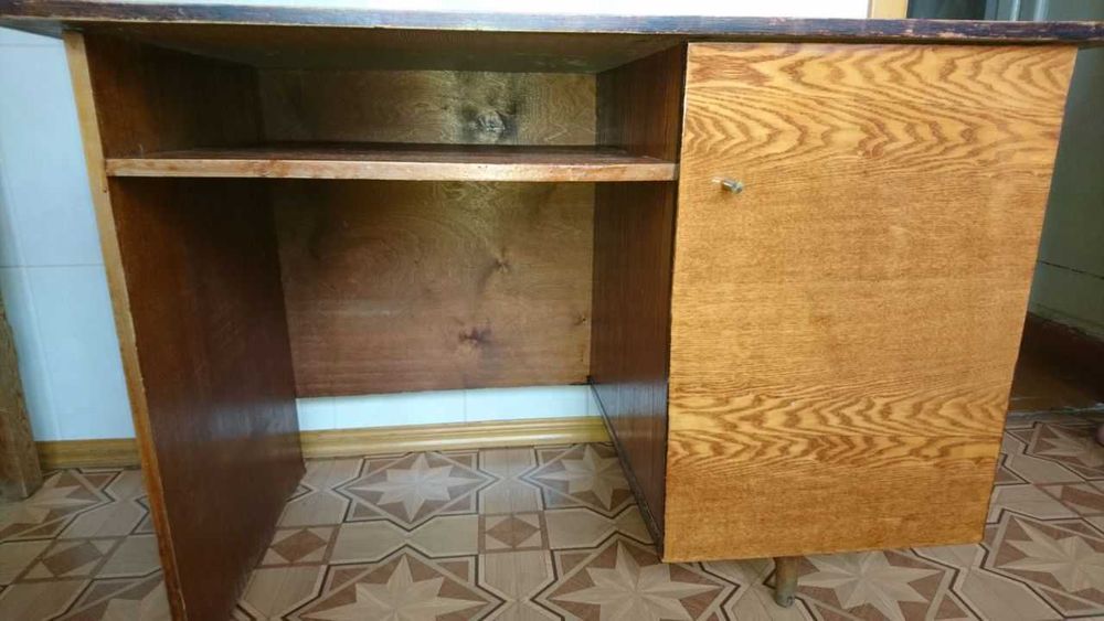 Деревяный полированный письменный стол продам