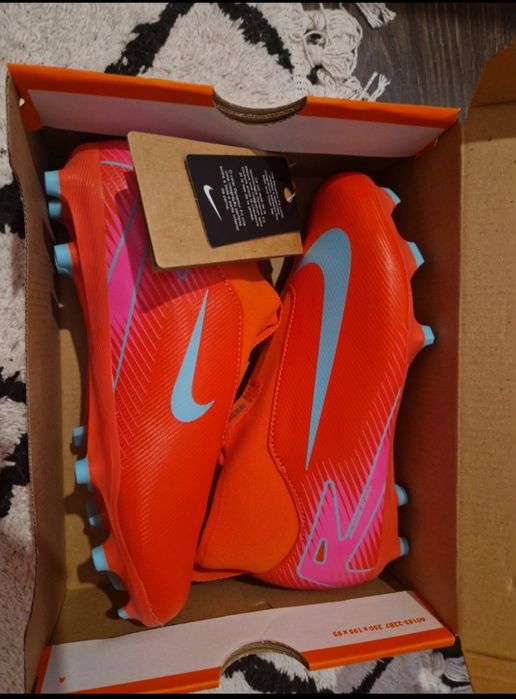 Vând ghete de fotbal