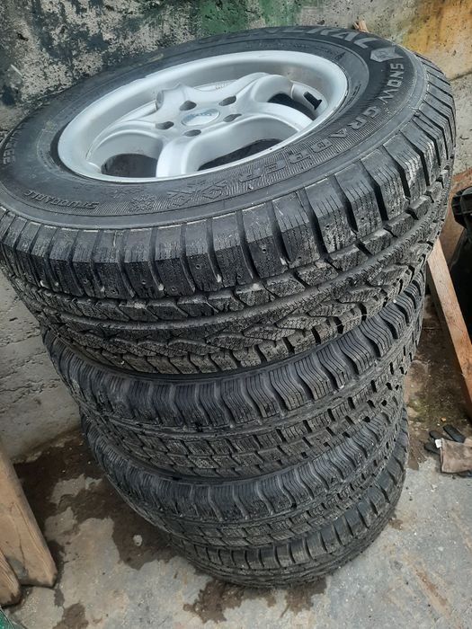 Jante cu cauciucuri de iarna de jeep 235 70 r16