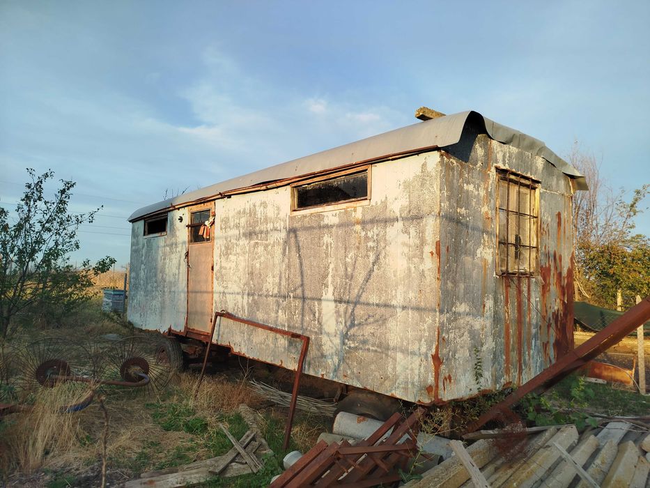 Фургон с гуми и теглич