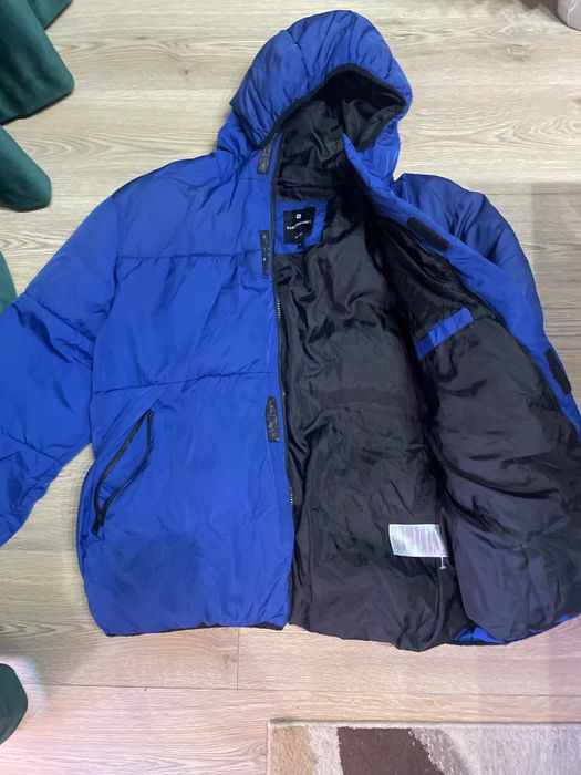 Geacă puffer albastră cu glugă