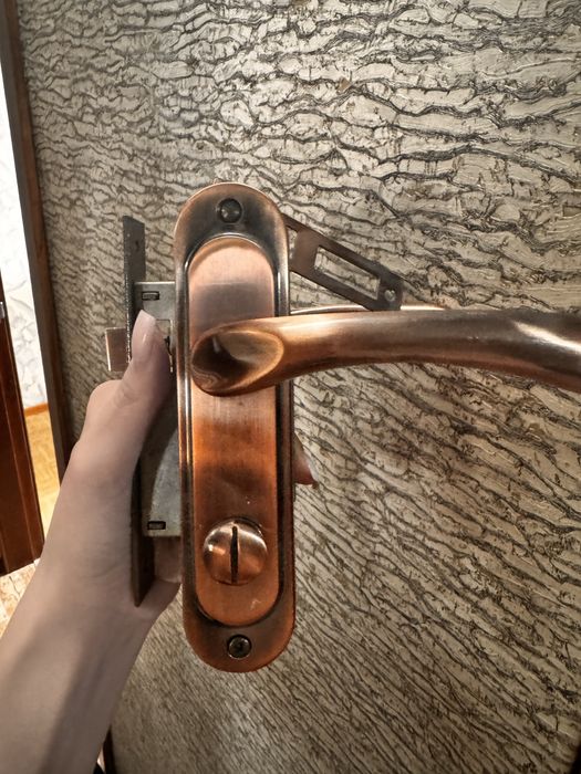 Дверная ручка бронзовая
