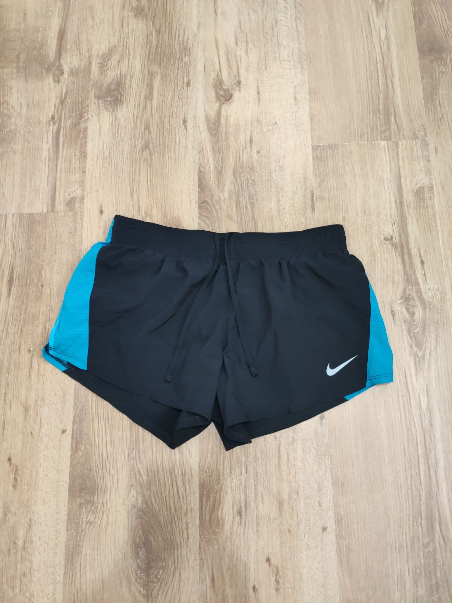 Pantaloni scurți de damă Nike mărimea L