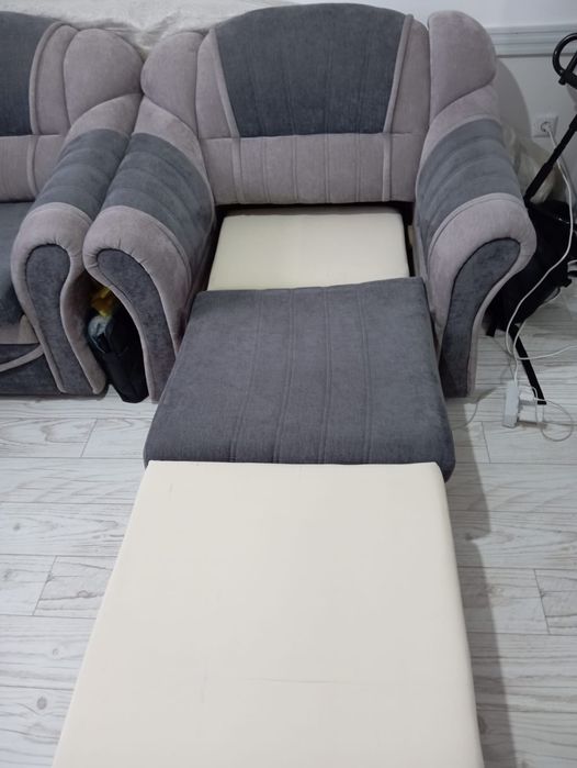 Диван вместе с креслом.