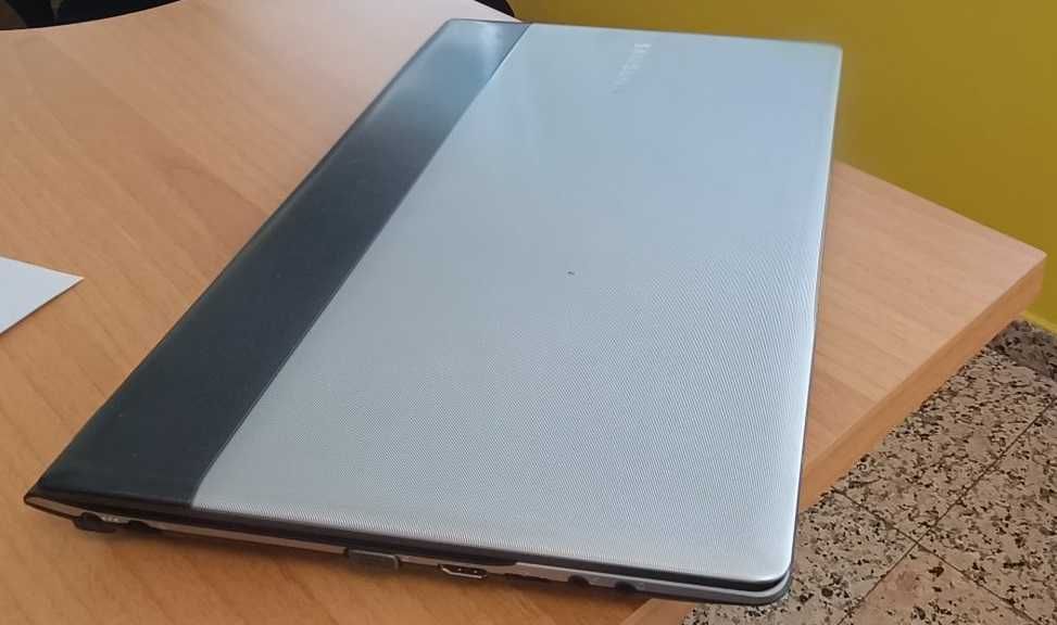 Лаптоп Samsung NP300E5A