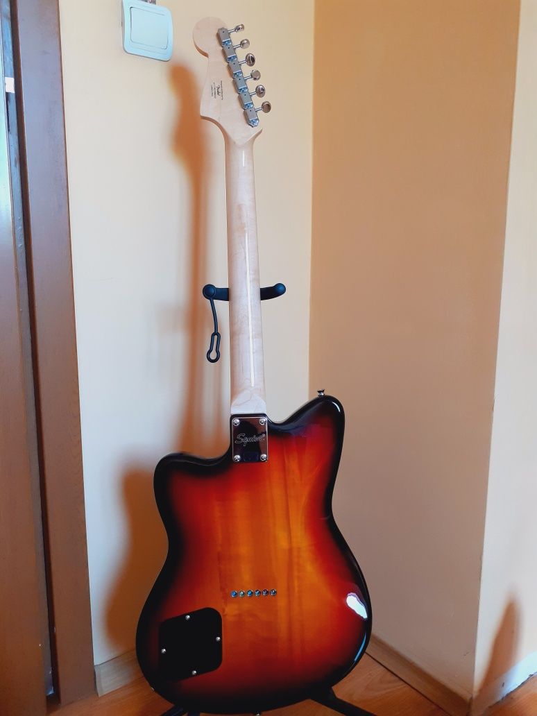 Продавам електрическа китара Squier Paranormal Toronado