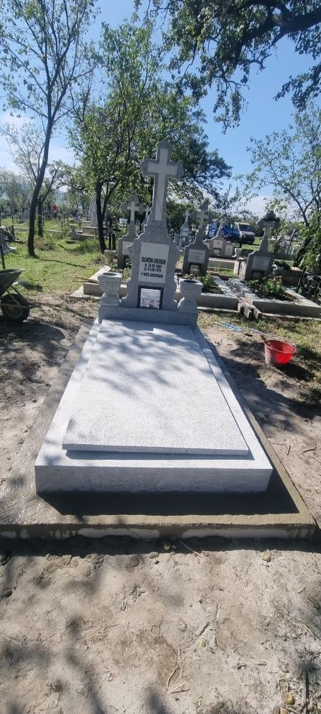 Vând cruci și dalii de beton