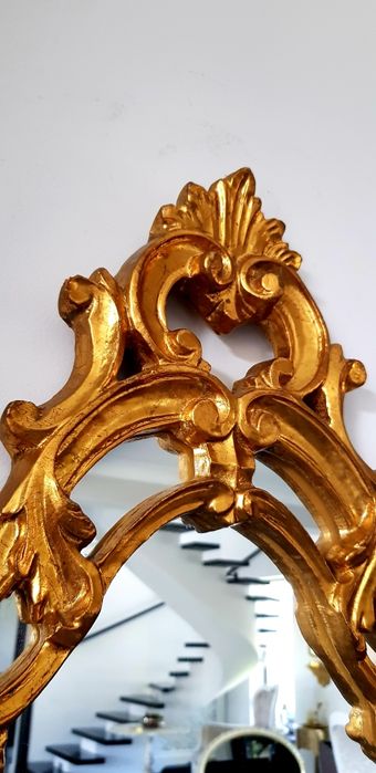 Oglindă veche cu ramă din lemn masiv