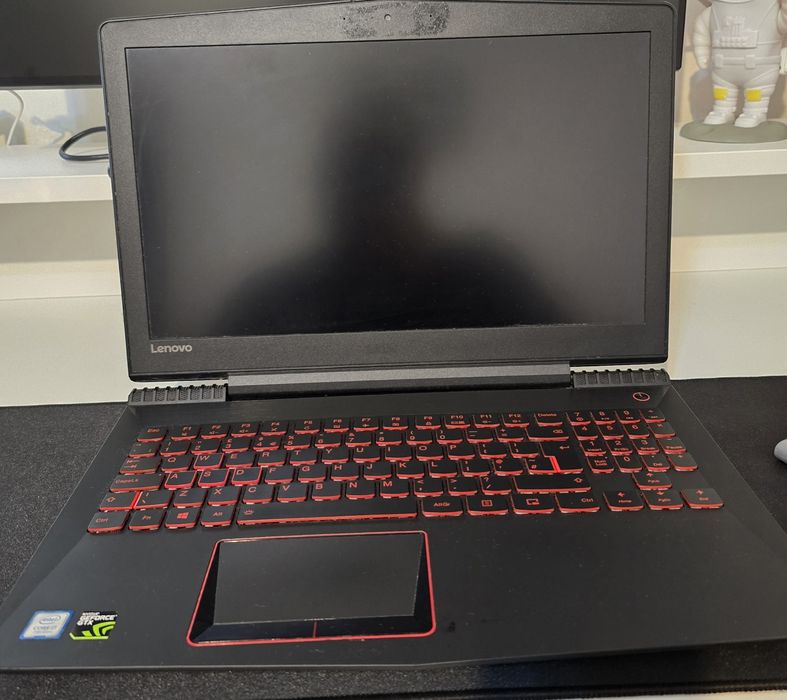 Vand/schimb Laptop gaming y520 defect