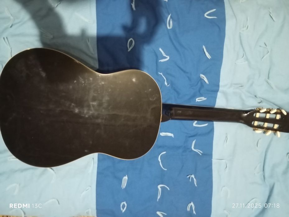 Старая сломанная гитара Martinez FAC-502говорят что ценная