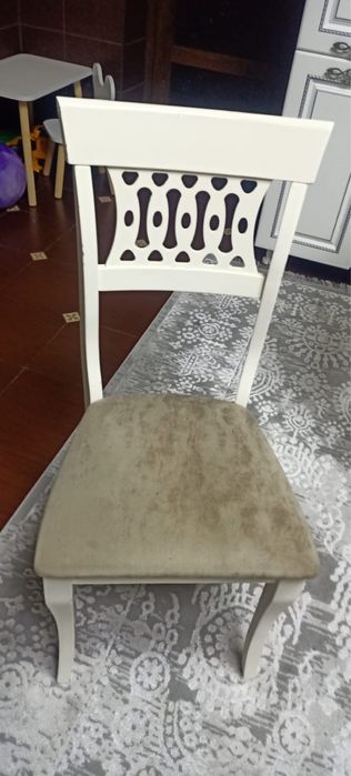 Стол со стульями из дерева