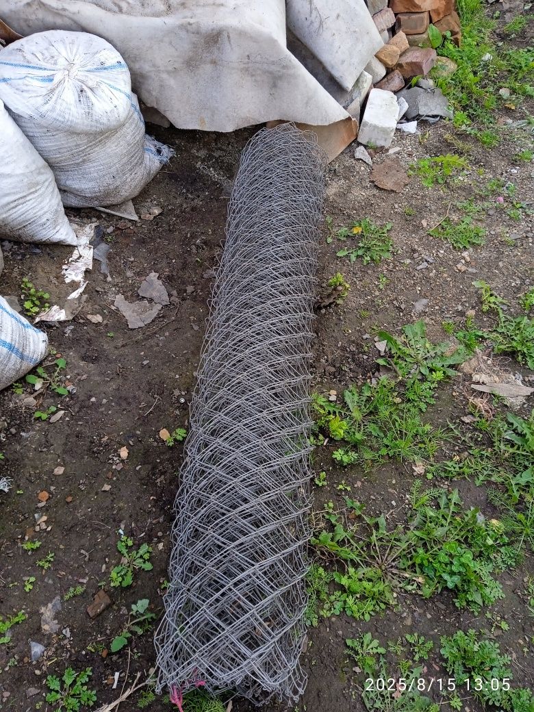 Продам сетку для забора , незнаю сколько метров .