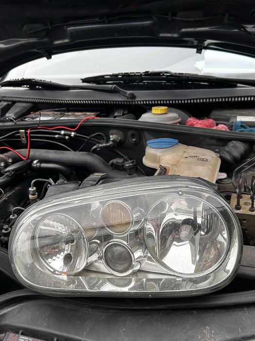 Два броя фарове за голф