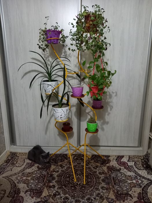 Продаются металлические подставки для цветов