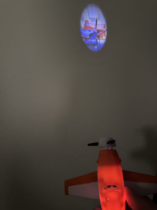 Carte Disney cu avion proiector Stropi Salvatorul