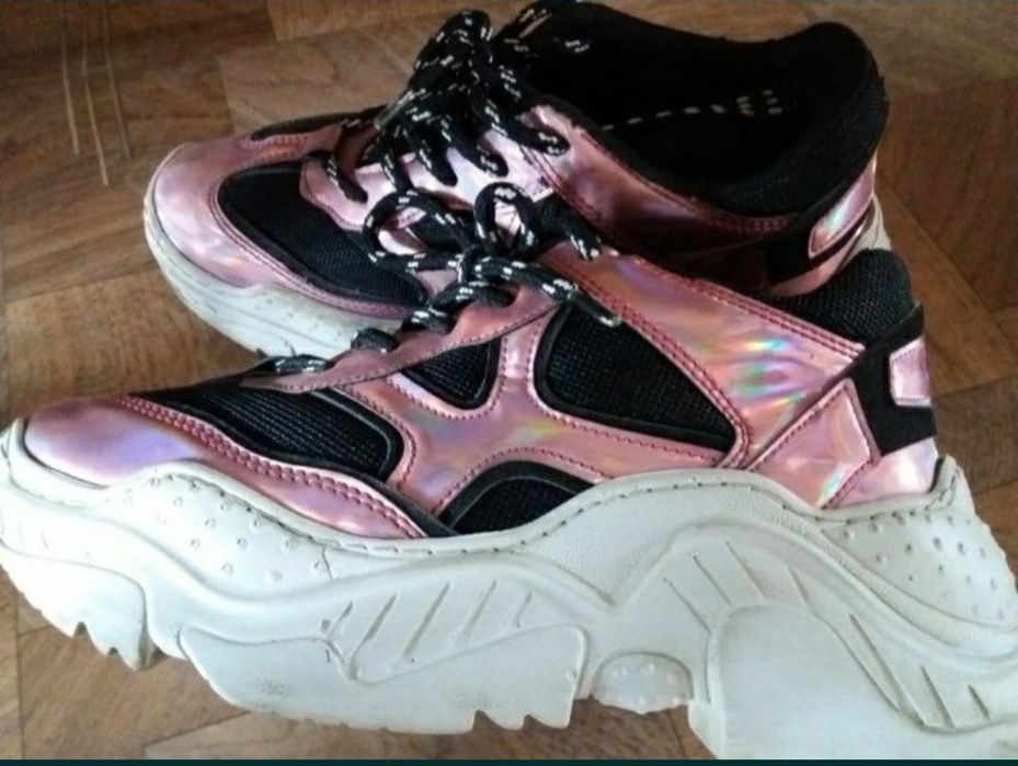 Кроссовки женские.