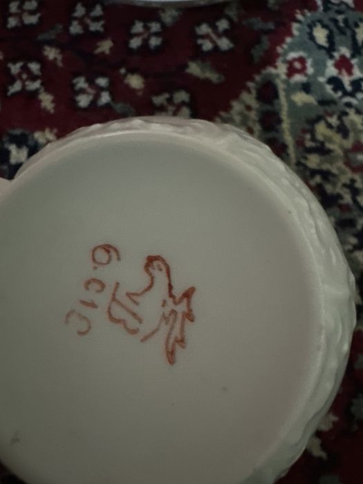 Продается посуда новая  чайники и чашечки с блютцами