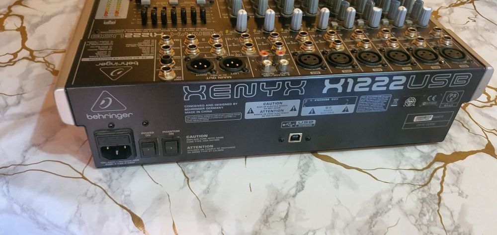 Vând mixer behringer