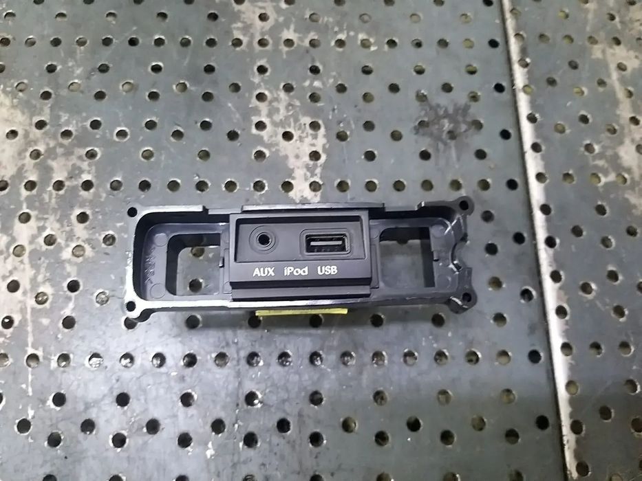 Port usb aux hyundai i20 98120-1j000