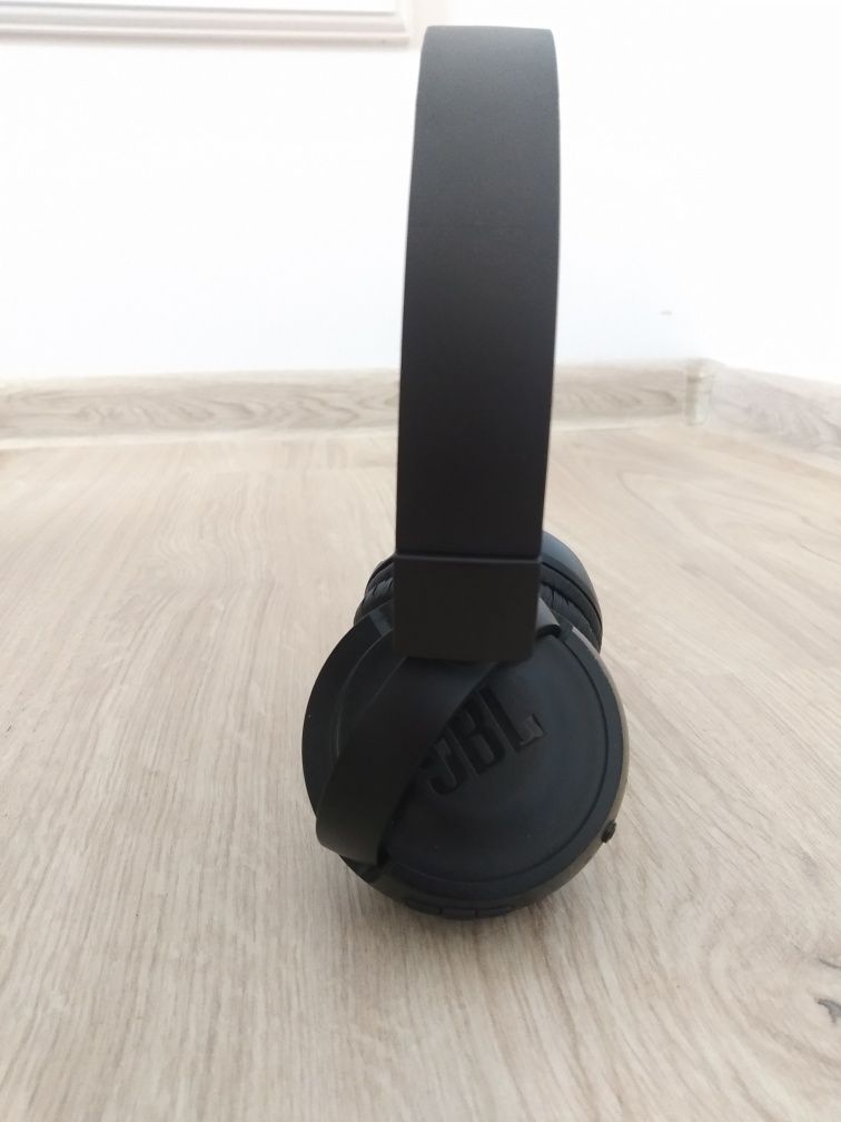Наушник JBL ,Зарядь Держит Хорошо