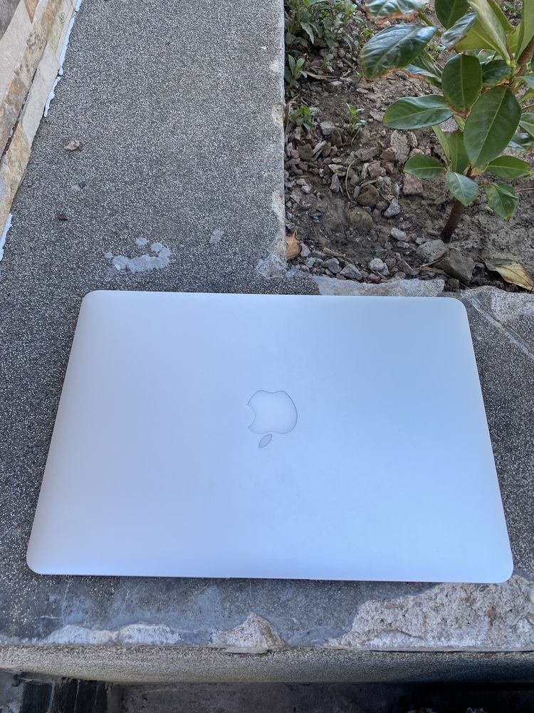 Продавам Macbook air 2017