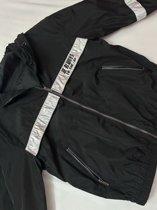 Дамско яде тип ветровка