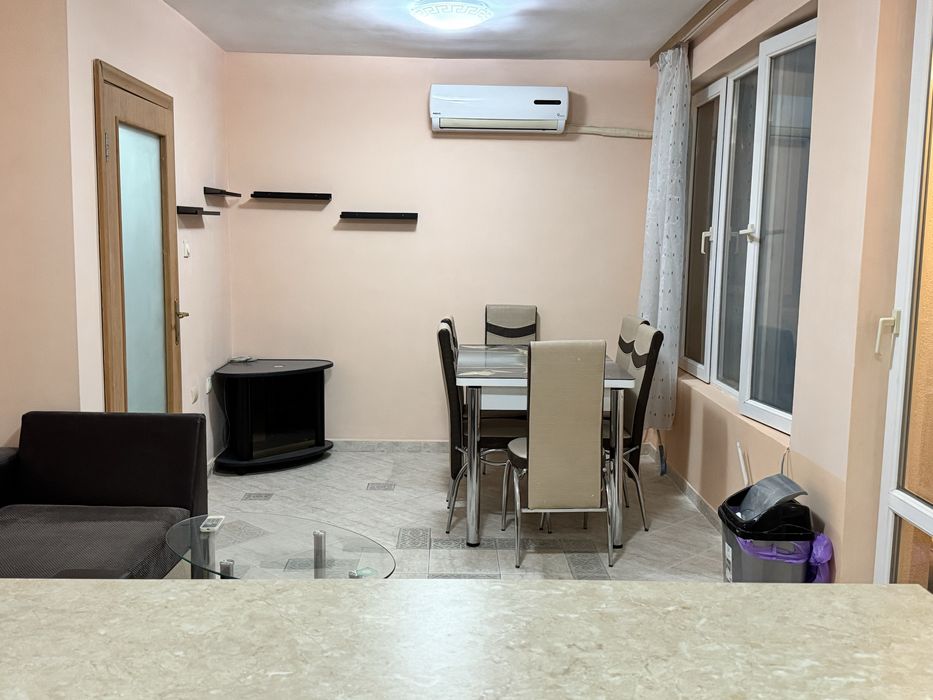 Спалня, хол с кухнерски бокс, две тераси, баня с тоалетна и мазе