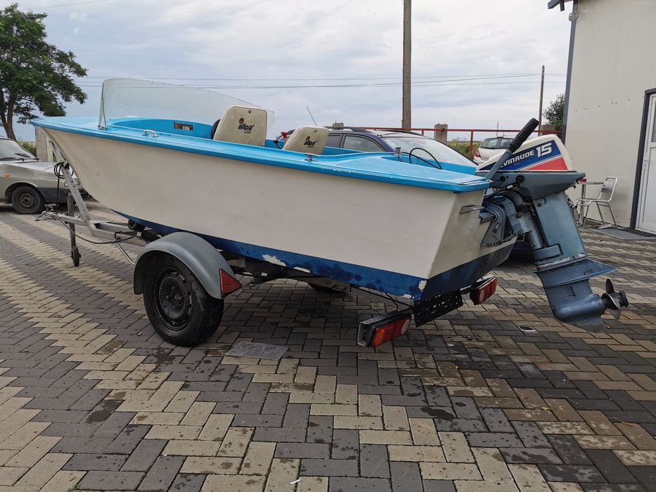 Barcă motor cu peridoc