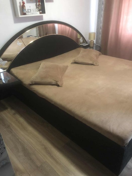 Pat 200/200 inclusa cu saltea din catifea