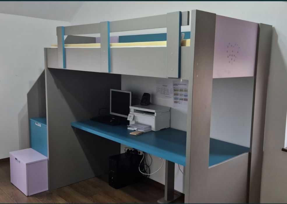 Pat supraetajat cu sertare și birou