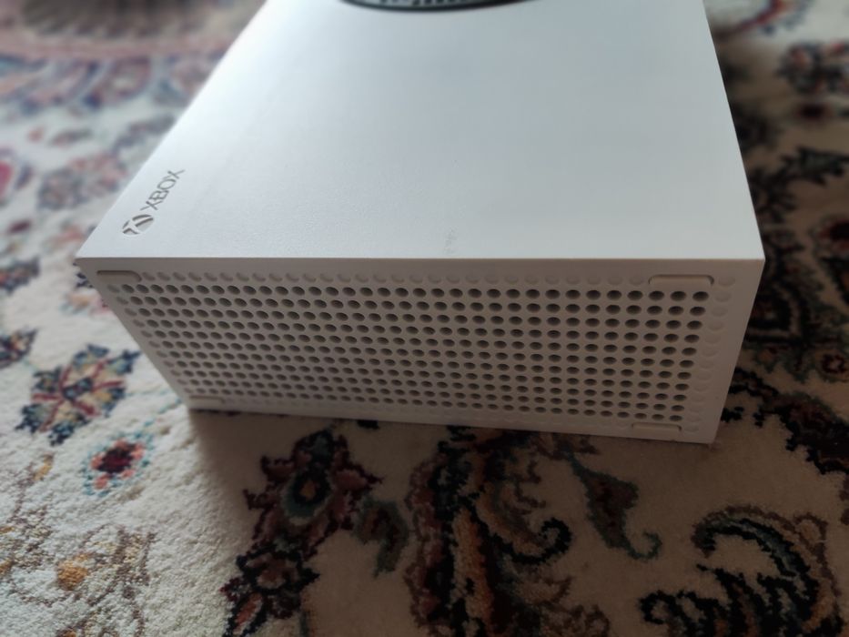 Xbox series s в отличном состоянии, 2 джойстика