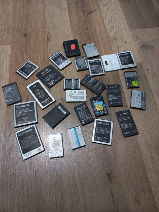 Telefoane defecte și diverse huse noi