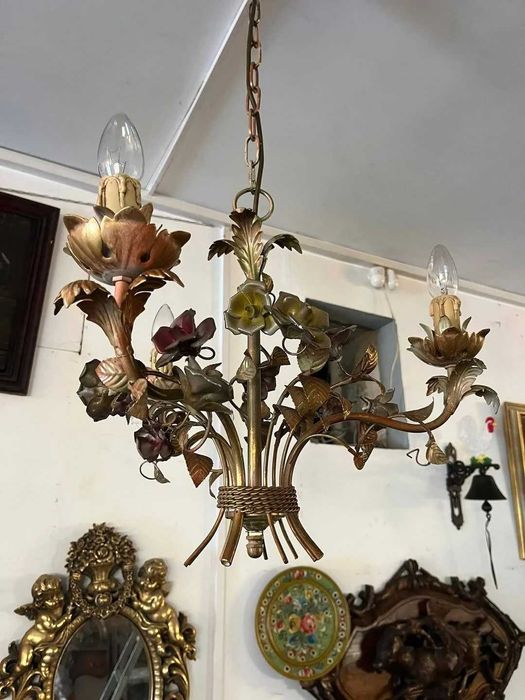 Candelabru vintage metalic cu flori și frunze aurii