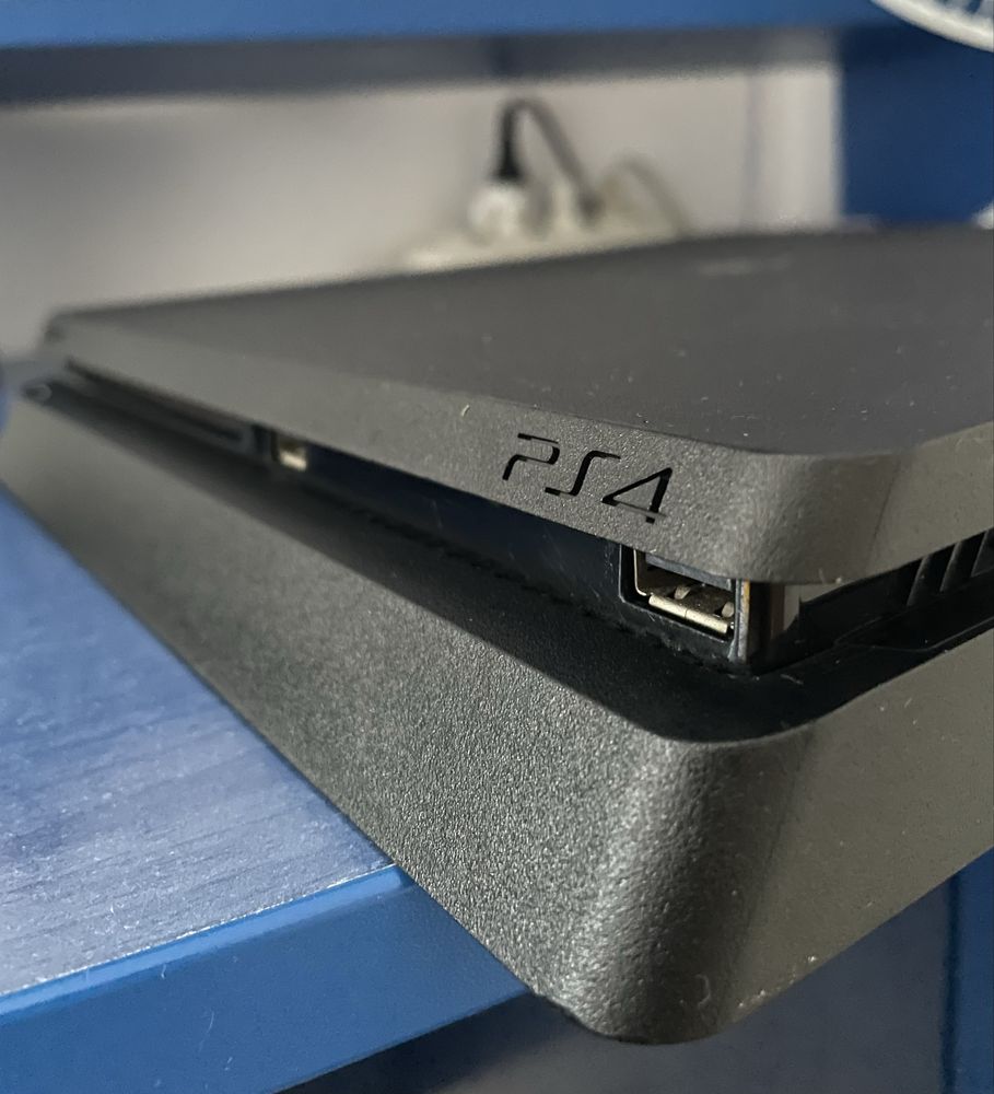 Play station 4 slim ( PS4 slim )