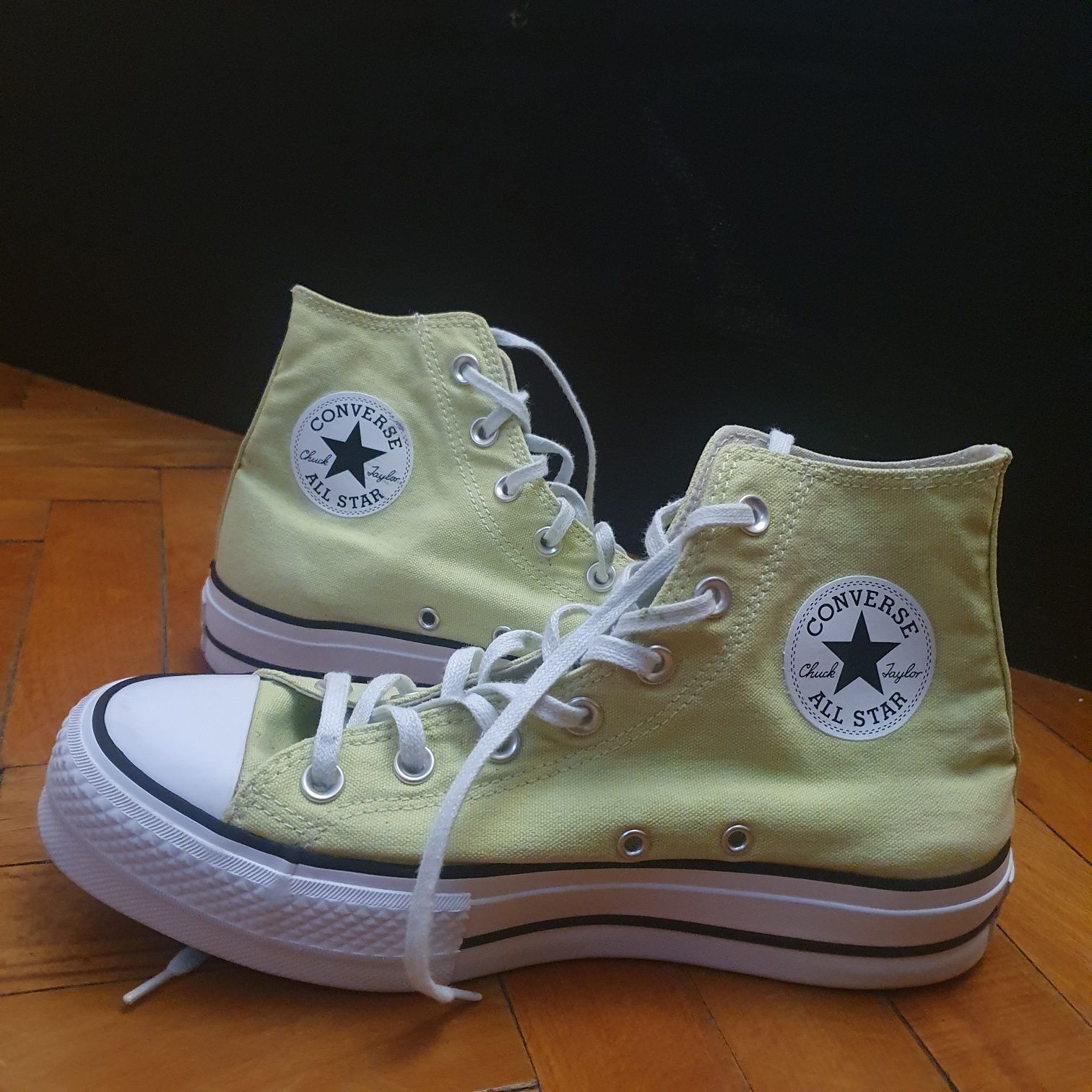 Converse Chuck Taylor All Star lift