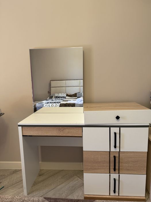 продается б/у кровать с трюмо