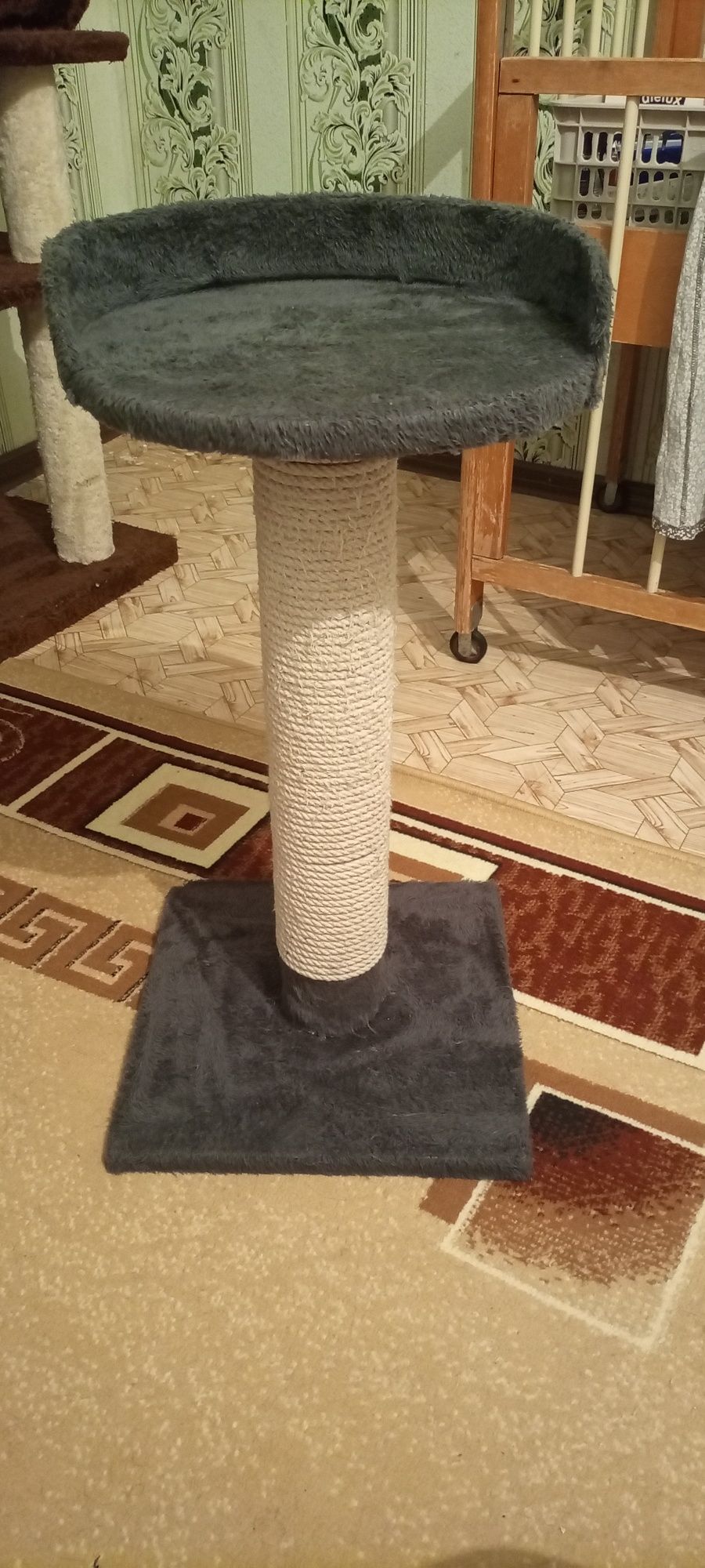 Кошачий домик , туннель , игрушки .