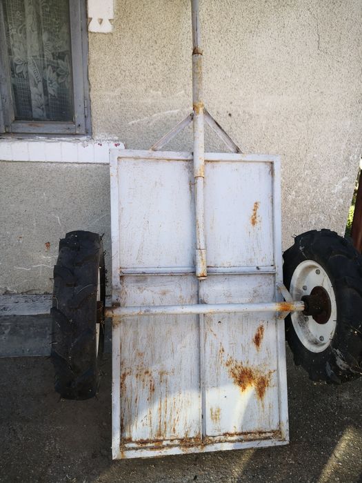 Vând Remorca mica.