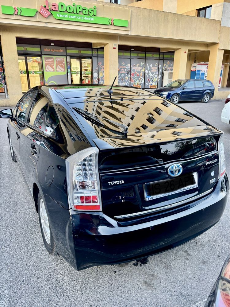 Toyota Prius 3  hibrid solar, nu ride sharing