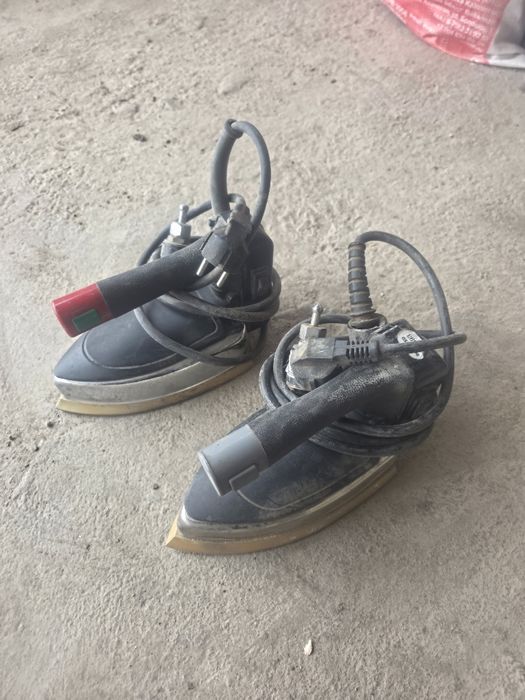 Үтік бумен істеп тұрған