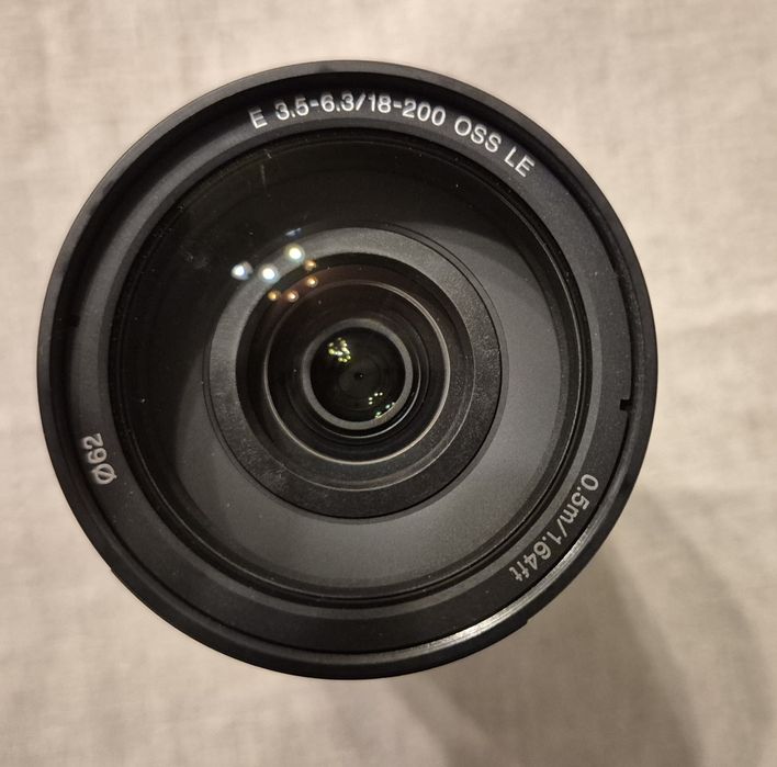 Обектив Sony 3.5-6.3f/18-200mm OSS със сенник + UV филтър