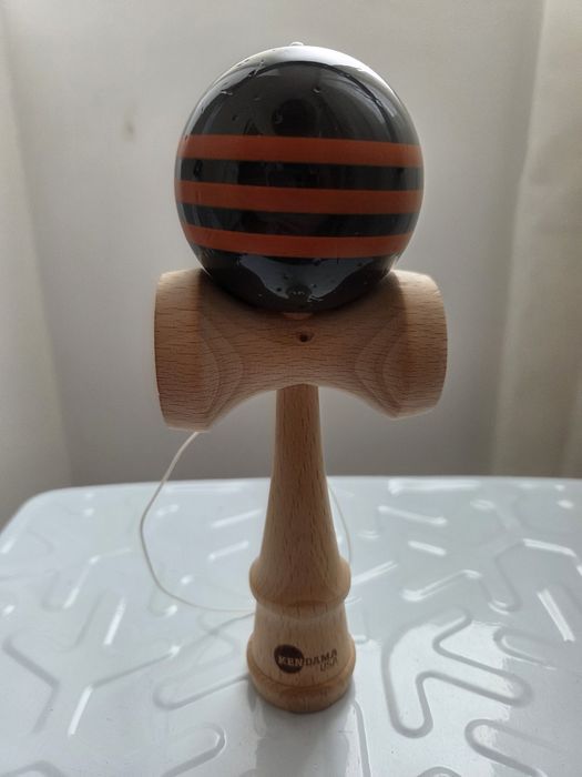Kendama, Kaizen 1.0, 3 dungi, culoare cărbune cu dungi portocalii, 178