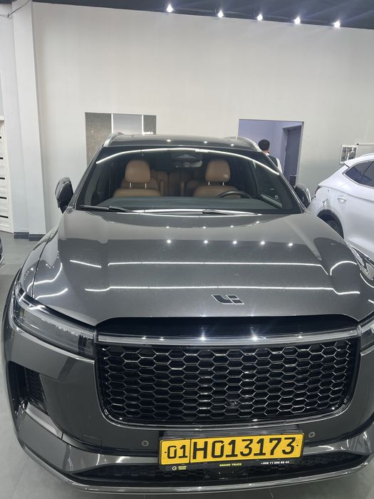 Li one 8 model avtosalondan