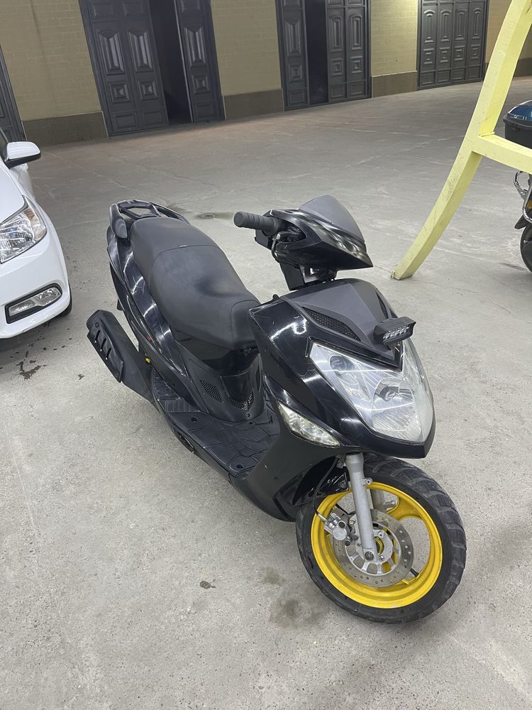 Moto skuter sotiladi!