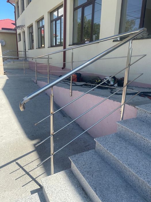 Executam lucrari garduri,porti si balustrazi de inox!