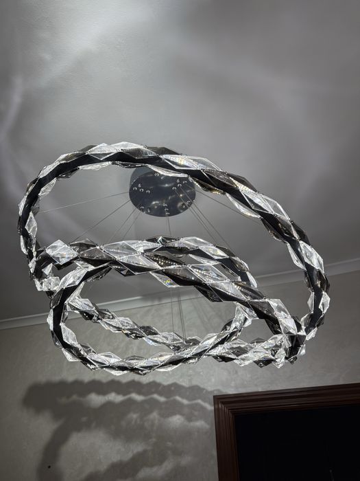 роскошная хрустальная люстра , есть 3 режима