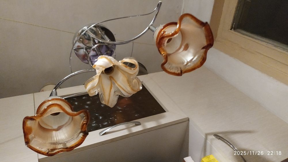 Продам трёх рожковую люстру