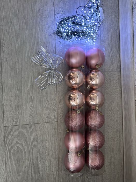 Игрушки для елки. Гирлянда. Бантики